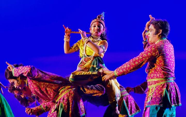 कश्मीरी पंडितों ने भी पूरे हर्ष और उल्लास के साथ भगवान श्री कृष्ण के प्राकट्य महोत्सव का उत्सव मनाया, उपवास के बाद रात को प्रसाद के साथ व्रत समाप्त किया. लखनऊ, भोपाल, पटना, रांची,चंडीगढ़ समेत देश के अन्य भागों से भी जन्माष्टमी का पर्व हर्षोल्लास के साथ मनाया गया.