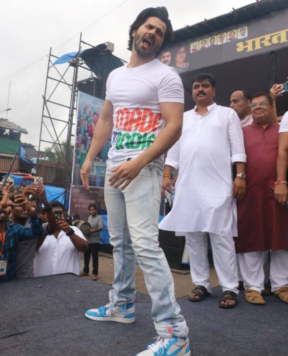 'दही हांडी' के इस कार्यक्रम में जिन बॉलीवुड हस्तियों ने शिरकत कर बच्चों का हौसला बढ़ाया उनमें रवीना टंडन और रश्मि देसाई भी शामिल रहीं.  फोटो-मानव मंगलानी