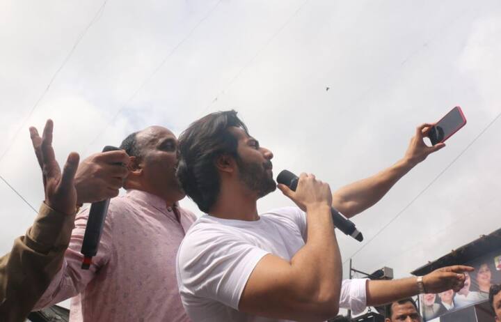 इस दौरान वरूण ने गाना भी गया. फोटो-मानव मंगलानी