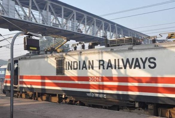 Year Ender 2018: From the semi-high speed train to AC local train, these achievements achieved by Indian Railways Year Ender 2018: सेमी हाई स्पीड ट्रेन से लेकर एसी लोकल ट्रेन तक, रेलवे ने हासिल की ये उपलब्धियां