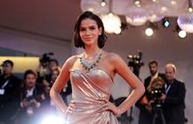 इस ब्राजीलियन एक्ट्रेस ने वेनिस फिल्म फेस्टिवल में बिखेरा बोल्डनेस का जलवा, देखें तस्वीरें