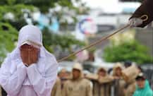 मलेशिया: लेस्बियन संबंधों के लिए दो महिलाओं को मारे गए 6-6 कोड़े