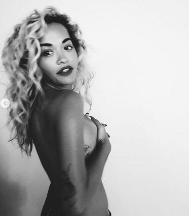 रीटा ने कई और शर्टलेस तस्वीरें भी पोस्‍ट की हैं. साथ ही कई ब्रालेस तस्वीरें भी पोस्ट की हैं. फोटोः इंस्टाग्राम