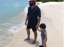 पापा सैफ की उंगली थामे समंदर की लहरों का मज़ा ले रहे हैं तैमूर अली खान, देखें तस्वीर