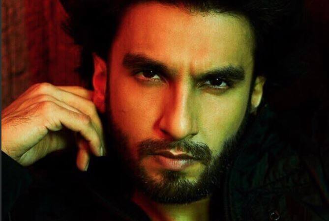 Ranveer singh got angry on a car driver, Man posted video and says insolent VIDEO: रैश ड्राइविंग पर रणवीर के गुस्से का शिकार हुए शख्स ने कहा- मां-बहन के सामने इतनी गाली कौन देता है!