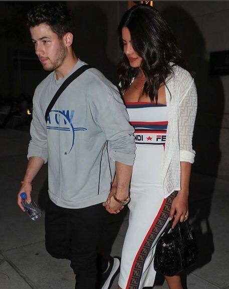 इस दौरान प्रियंका ने व्हाइट फेंडी आउटफिट पहना हुआ था और निक ने ग्रे स्वेटशर्ट के साथ ब्लैक ट्राउजर. फोटोः इंस्टाग्राम
