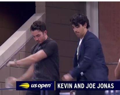 मैच देखने के दौरान निक के भाई केविन और जो डांस कर प्लेयर्स को चीयर्स करते दिखे. फोटोः इंस्टाग्राम