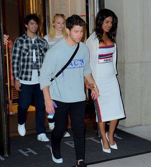 प्रियंका, निक, जो और सोफी अपार्टमेंट से बाहर निकलते हुए कुछ इस तरह कैमरे में कैद हुए. फोटोः इंस्टाग्राम