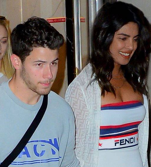 प्रियंका और निक अपने यूएस के अपार्टमेंट से मैच देखने जाते हुए.फोटोः इंस्टाग्राम
