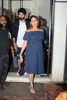 प्रेग्नेंट वाइफ के साथ डिनर डेट पर निकले शाहिद कपूर, खूबसूरत ड्रेस में मीरा ने फ्लॉन्ट किया बेबी बंप