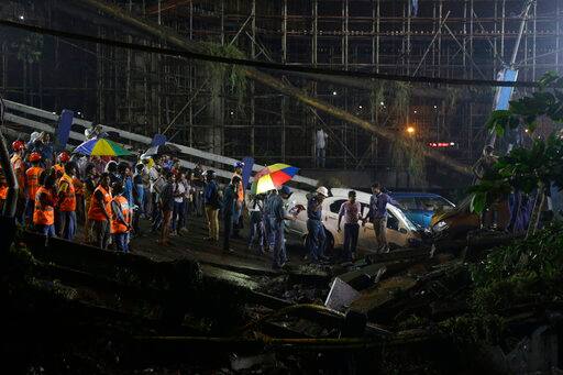 कोलकाता में भीड़भाड़ वाले अलीपुर इलाके में 50 साल पुराना यह पुल व्यस्त समय के दौरान करीब पौने पांच बजे ढह गया और रेल लाइन पर गिरा. यह पुल माजेरहाट रेलवे स्टेशन के उपर से गुजरता है और सिटी सेंटर को घने आबादी वाले क्षेत्र बेहाला, अन्य दक्षिणी उपनगरीय क्षेत्रों और समीप के दक्षिण 24 परगना जिले से जोड़ता है. 