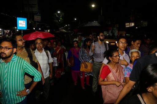 बता दें कि पिछले साढ़े पांच साल में शहर में यह तीसरा पुल हादसा है.