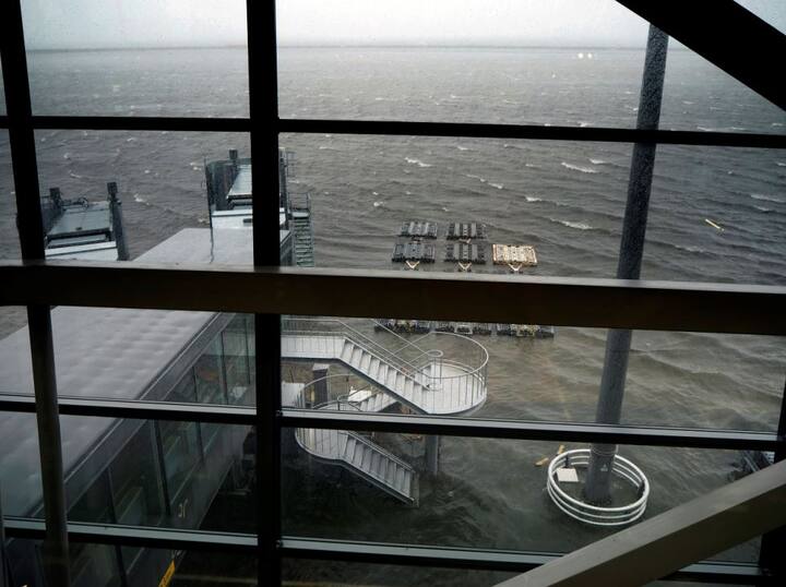 प्रधानमंत्री शिन्जो आबे ने लोगों से जल्द से जल्द जगह खाली करने की अपील की और अपनी सरकार से निवासियों को बचाने के लिए सभी आवश्यक उपाय करने का निर्देश दिया. फोटो-एपी