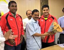 Photos: एशियन गेम्स में मेडल जीतने वाले दिल्ली के खिलाड़ियों को सीएम केजरीवाल ने किया सम्मानित
