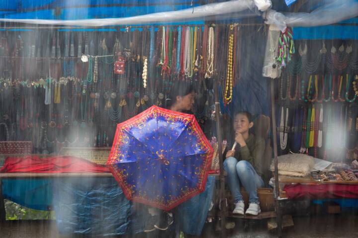 उत्तर प्रदेश के ज्यादातर हिस्सों में बारिश का कहर जारी है, जिसमें सात जिलों से बाढ़ की भी खबर है. भारी बारिश के बाद गोमती नदी का भी जलस्तर बढ़ रहा है. इलाहाबाद में निचले इलाके जलमग्न हो गए हैं. फोटो-एपी