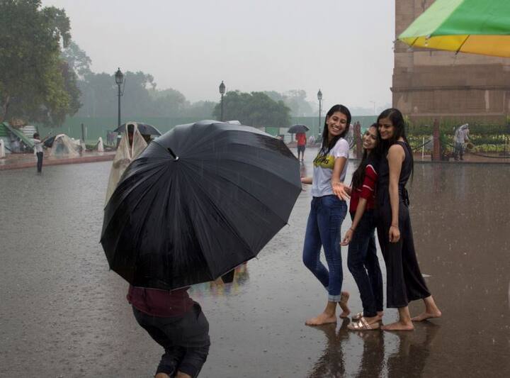 इस बीच कई जगहों पर लोगों ने बारिश का लुत्फ लिया. कुछ इसी तरह का नजारा दिल्ली के इंडिया गेट पर देखने को मिला. जहां मौजूद लोगों ने बारिश में भीग कर खूब मस्ती की. फोटो-एपी