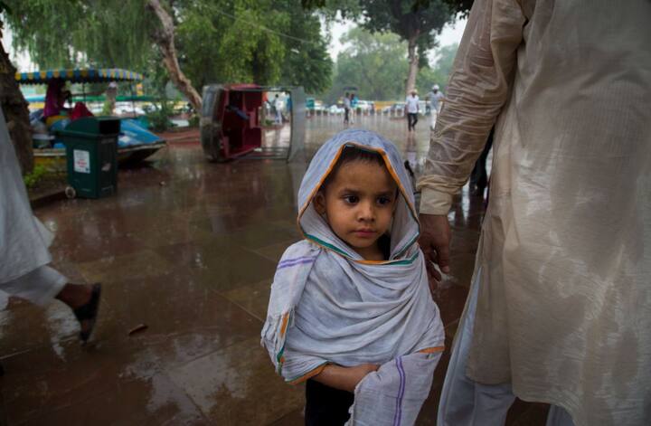 देश भर के कई राज्यों में तेज बारिश का सिलसिला जारी है. दिल्ली, मुंबई, यूपी, गुजरात, केरल और बिहार समेत कई जगहों पर बारिश से लोग काफी परेशान हैं. फोटो-एपी