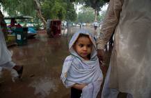 देश भर में हो रही है बारिश, कहीं मस्ती तो कहीं मुसीबत की बनी वजह