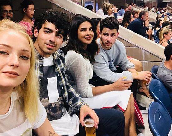 इसके अलावा ये दोनों यूएस ओपन में भी दिखाई दिए. इस मैच को देखने निक के भाई जो जोनास और उनकी गर्लफ्रेंड सोफी टर्नर भी मौजूद थीं. फोटोः इंस्टाग्राम