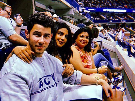  प्रियंका चोपड़ा और निक जोनास दोनों ने यूएस ओपन टेनिस चैंपियनशिप खेल देखते हुए वहीं से कुछ तस्वीरें इंस्टाग्राम पर शेयर की है. इस मैच को देखने में प्रियंका चोपड़ा की मॉम मधु चोपड़ा भी मौजूद थी. फोटोः इंस्टाग्राम