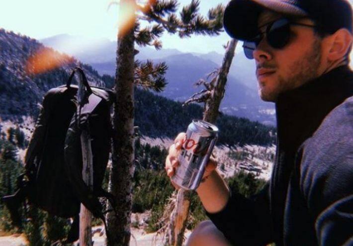 बॉलीवुड अभिनेत्री प्रियंका चोपड़ा और अमेरिकन सिंगर निक जोंस ने 'लेबर डे' के मौके पर निक की पसंदीदा 'मैमथ माउंटेन' में छुट्टियां सेलिब्रेट की. अमेरिका में   सितंबर के पहले सोमवार को लेबर डे के तौर पर पब्लिक हॉलीडे होता है. ऐसे में निक जोनास ने इंस्टाग्राम पर अपनी एक तस्वीर पोस्ट करते हुए लिखा, 