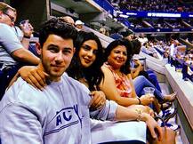 टेनिस प्लेयर सेरेना विलियम्स को मैदान में इस तरह चीयर्स करते नजर आएं प्रियंका चोपड़ा और निक जोनास