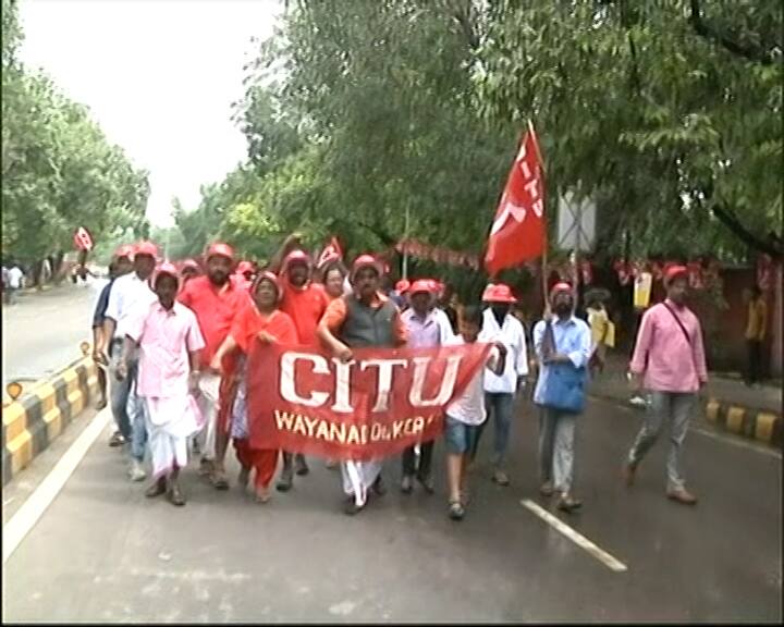 दिल्ली: सड़क पर उतरे लेफ्ट से जुड़े किसान-मजदूर संगठन, संसद भवन का घेराव करने की तैयारी labour unions and farmer protest in delhi दिल्ली: सड़क पर उतरे लेफ्ट से जुड़े किसान-मजदूर संगठन, संसद भवन का घेराव करने की तैयारी