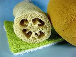 नहाने का ब्रश नहीं करते चेंज- बेशक नहाने का ब्रश यानी लूफा आपकी त्वचा के लिए अच्छा हो सकता है लेकिन बहुत पुरान लूफा इस्तेमाल करने से त्वचा को   नुकसान पहुचं सकता है. जितना पुराना बॉडी पफ या लूफा होगा बैक्टीरिया उतने ही ज्यादा होंगे. एक महीने में लूफा बदल लेना चाहिए. फोटोः गूगल फ्री इमेज