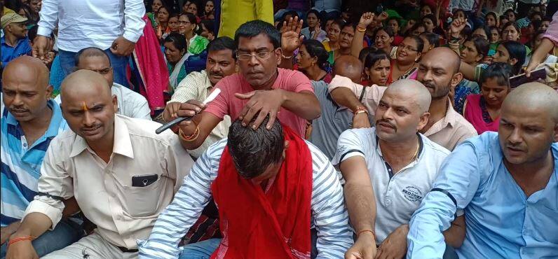 योगीराज में शिक्षकों का हालः शिक्षक दिवस पर महिलाओं ने कटवाई चोटी, पुरुषों ने मुंडन कराकर जताया विरोध