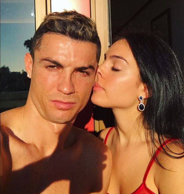 हाल ही में पुर्तगाल के पूर्व स्ट्राइकर रोनाल्डो ने स्पेनिश क्लब रियल वलाडोलिड में 51 फीसद हिस्सेदारी खरीदी है. इसके साथ ही वह क्लब के मालिक बन गए हैं. रियल मेड्रिड, इंटर मिलान, एसी मिलान और बार्सिलोना से खेल चुके रोनाल्डो वलाडोलिड के अध्यक्ष कार्लोस सुआरेज से आधी हिस्सेदारी खरीद चुके हैं. तस्वीर: इंस्टाग्राम