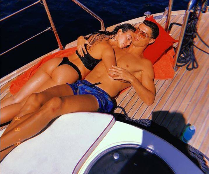 फुटबॉल खिलाड़ी क्रिस्टियानो रोनाल्डो और उनकी गर्लफ्रेंड जॉर्जिया रोड्रिग्ज़ को इटली के समुद्र किनारे देखा गया जहां दोनों नांव में एक साथ क्वालिटी टाइम बिताते नज़र आएं तस्वीर: इंस्टाग्राम