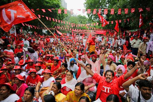 देश भर के हजारों किसानों, मजदूरों और सरकारी कर्मचारियों ने बुधवार को रामलीला मैदान से संसद तक मोदी सरकार की 'जनविरोधी नीतियों' के खिलाफ प्रदर्शन किया.