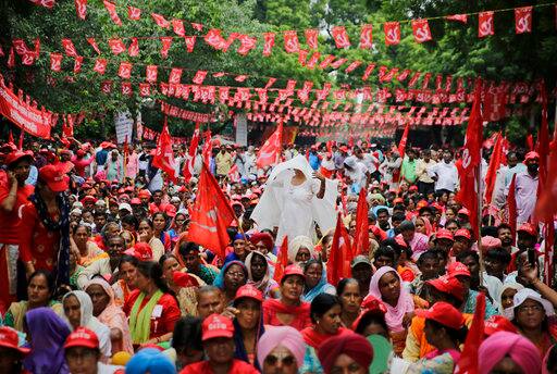  एआईकेएस के महासचिव हन्नान मुल्ला ने संसद मार्ग पर प्रदर्शनकारियों को संबोधित करते हुए कहा, 