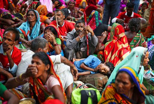 किसानों ने नवंबर में राष्ट्रीय राजधानी में 'लांग मार्च' निकालने का फैसला किया. यह 'लांग मार्च' दिल्ली से 100 किलोमीटर दूर से संसद तक निकाला जाएगा, जिस तरह इस साल की शुरुआत में 'नासिक-मुंबई लांग मार्च' निकाली गई थी.