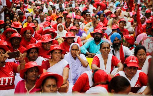 एआईकेएस के अध्यक्ष अशोक धवले ने कॉर्पोरेट कंपनियों को कर्ज देने और कर्ज माफ करने को लेकर सरकार की आलोचना की.  उन्होंने कहा, 