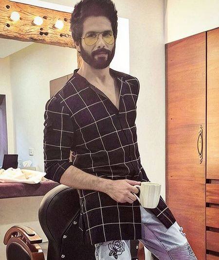 शाहिद कपूर कॉफी के बहुत शौकीन हैं. वे दिनभर में लगभग 10 ब्रियू कप्स कॉफी के पी जाते हैं. फोटोः इंस्टाग्राम