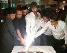 Video: ऋतिक रोशन ने केक काटकर मनाया \'सुपर 30\' के पूरे होने का जश्न