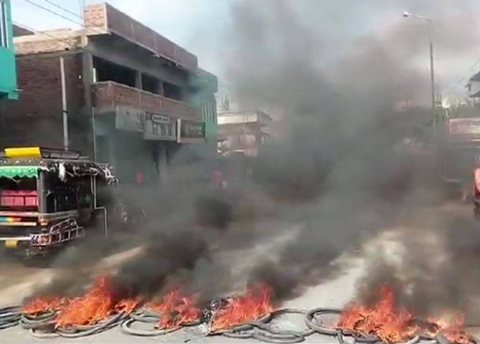 बिहार: सवर्णों के बंद से आम जीवन प्रभावित, सड़कों पर लगाया जाम, ट्रेनें भी प्रभावित Bihar: Bharat bandh Impact of common life, roads and trains affected बिहार: सवर्णों के बंद से आम जीवन प्रभावित, सड़कों पर लगाया जाम, ट्रेनें भी प्रभावित