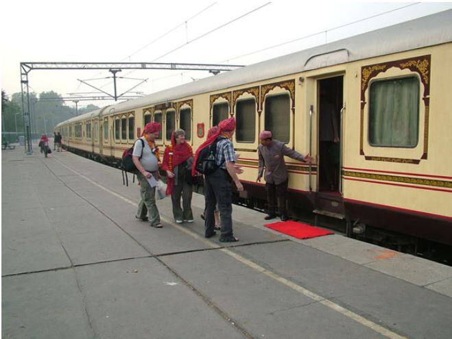 बता दें कि ट्रेन का कलर भी बदल दिया गया है. अब यह ट्रेन रेत के रंग में रंगी नजर आ रही है. फोटो- वेबसाइट, पैलेस ऑन व्हील्स