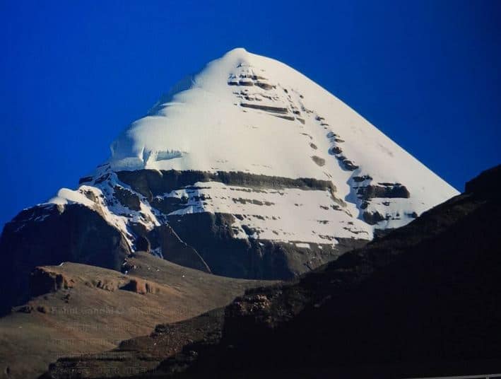 राहुल गांधी के कैलाश मानसरोवर यात्रा लगातार विवादों में हैं. नेपाल के एक स्थानीय अखबार की खबर के मुताबिक, इस यात्रा के दौरान राहुल गांधी ने नॉनवेज खाया है. ये खबर सोशल मीडिया पर वायरल भी हो रही है. हालांकि काठमाण्डू के होटेल र्याडिसेन जहां राहुल गांधी रूके थे, के होटल प्रबंधन और एक वेटर के बयान में फर्क सामने आ रहा है. ऐसे में ये पुष्टि नहीं हो पाई है कि राहुल गांधी ने नॉनवेज खाया या नहीं. फोटोः ट्विटर