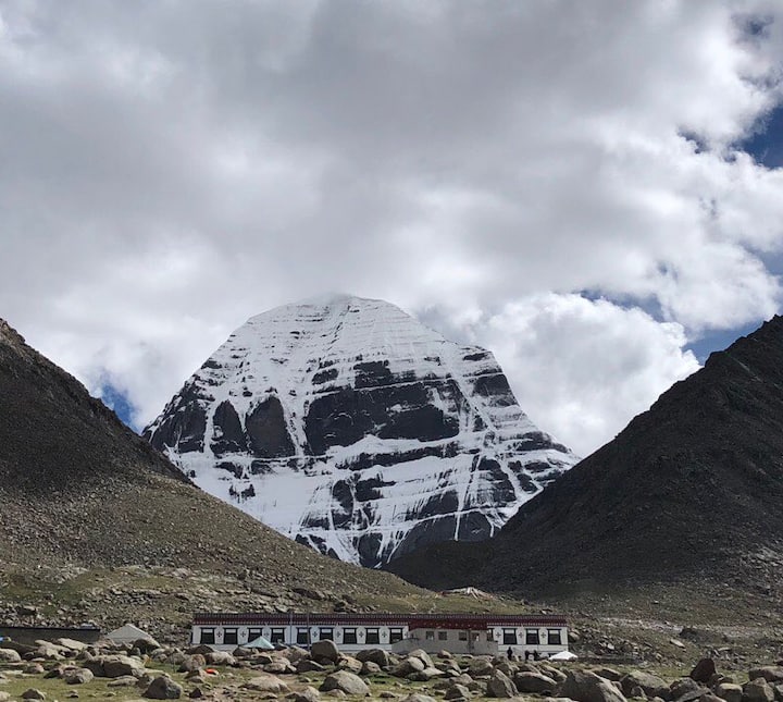 हालांकि ऐसा माना जा रहा है कि राहुल इस धार्मिक यात्रा का सियासी इस्तेमाल करने का कोई मौका नहीं चूक रहे हैं. फोटोः ट्विटर 