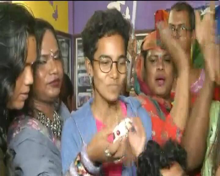 पांच जजों की संविधान पीठ की अध्यक्षता चीफ जस्टिस दीपक मिश्रा कर रहे थे. जस्टिस मिश्रा ने फैसला सुनाते हुए कहा, ''हर व्यक्ति को गरिमा से जीने का हक है, सेक्सुअल रुझान प्राकृतिक है. इस आधार पर भेद भाव नहीं हो सकता. हर व्यक्ति को गरिमा से जीने का हक है. सेक्सुअल रुझान प्राकृतिक है. इस आधार पर भेद भाव नहीं हो सकता. निजता का अधिकार मौलिक अधिकार है, 377 इसका हनन करता है.''
