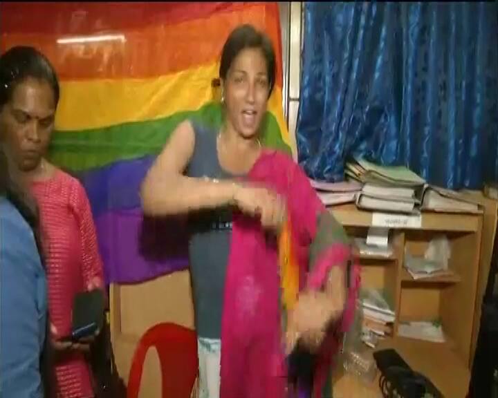 सुप्रीम कोर्ट ने कहा, ''धारा 377 एलजीबीटी के सदस्यों को परेशान करने का हथियार था, जिसके कारण इससे भेदभाव होता है.''