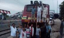 सवर्णों का भारत बंद: इटावा में ट्रेन रोकी, यमुना एक्सप्रेस-वे जाम, वाराणसी-इलाहाबाद में फूंके गए पुतले