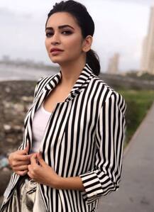 Photos: कृति खरबंदा की दिलकश तस्वीरों से फैंस का दिल हुआ बाग-बाग