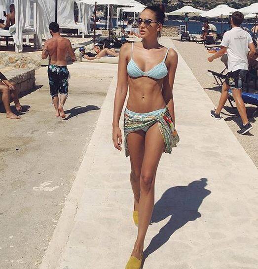 डैनिला को न्यूड पोज से लेकर बिकिनी में फोटोशूट करवाने में कोई गुरेज नहीं हैं. वे तस्वीरों में भी काफी सहज दिख रही हैं. फोटोः इंस्टाग्राम 