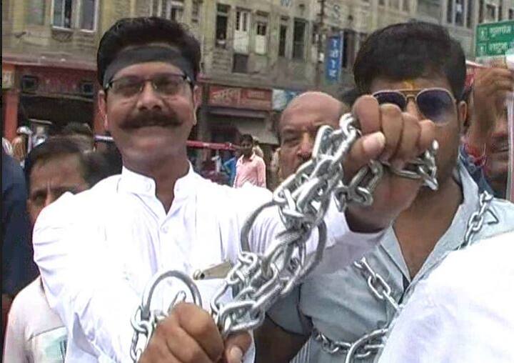 व्यापारी संगठनों ने मोदी सरकार के विरोध में जमकर नारेबाजी की और इस कानून को वापस लेने की मांग की. व्यापारियों ने चेतावनी देते हुए कहा कि अगर कानून वापस नहीं लिया गया तो हम आने वाले लोकसभा चुनाव में सवर्णों की ताकत का अहसास दिला देंगे.