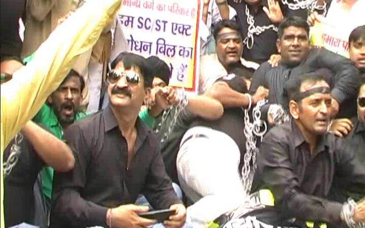 व्यापारियों ने इस कानून को अंधा कानून करार देते हुए केंद्र सरकार को सवर्णों को जंजीरों से जकड़ने वाली सरकार की संज्ञा दी. व्यापारी संगठनों ने कहा कि सरकार ने जिस तरह से एससी/एसटी एक्ट कानून को लेकर सुप्रीम कोर्ट के फैसले को बदला है, इसके बाद से पूरे देश में मोदी सरकार के खिलाफ गुस्सा व्याप्त है.