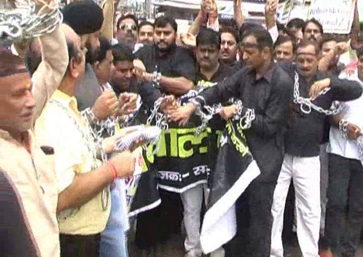 व्यापारियों ने कहा कि एससी/एसटी एक्ट कानून को संसद में प्रस्ताव लाकर सरकार ने सवर्णों के अधिकारों का हनन करने का काम किया है. शहर का सबसे बड़ा व्यापारी संगठन भी इस अंधे कानून के विरोध में खड़ा है.