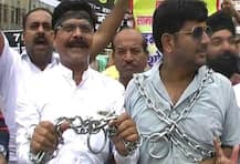 कानपुर: SC-ST एक्ट के विरोध में व्यापारियों ने खुद को जंजीर से जकड़ा, जमकर की नारेबाजी